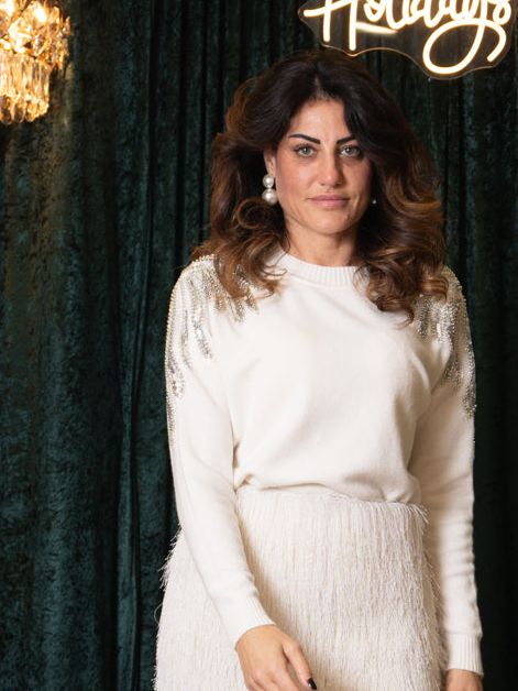 Pull con ricami di paillettes sulle spalle