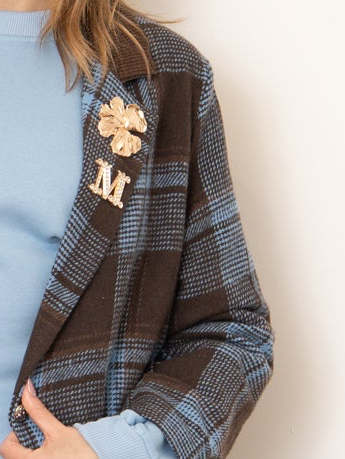 Giacca check Maison con spilla gioiello