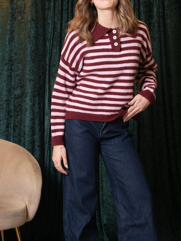 Pull con bottoncini a righe